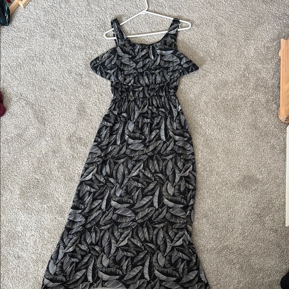 Elegant Black and White Leaf Print Maxi Dress